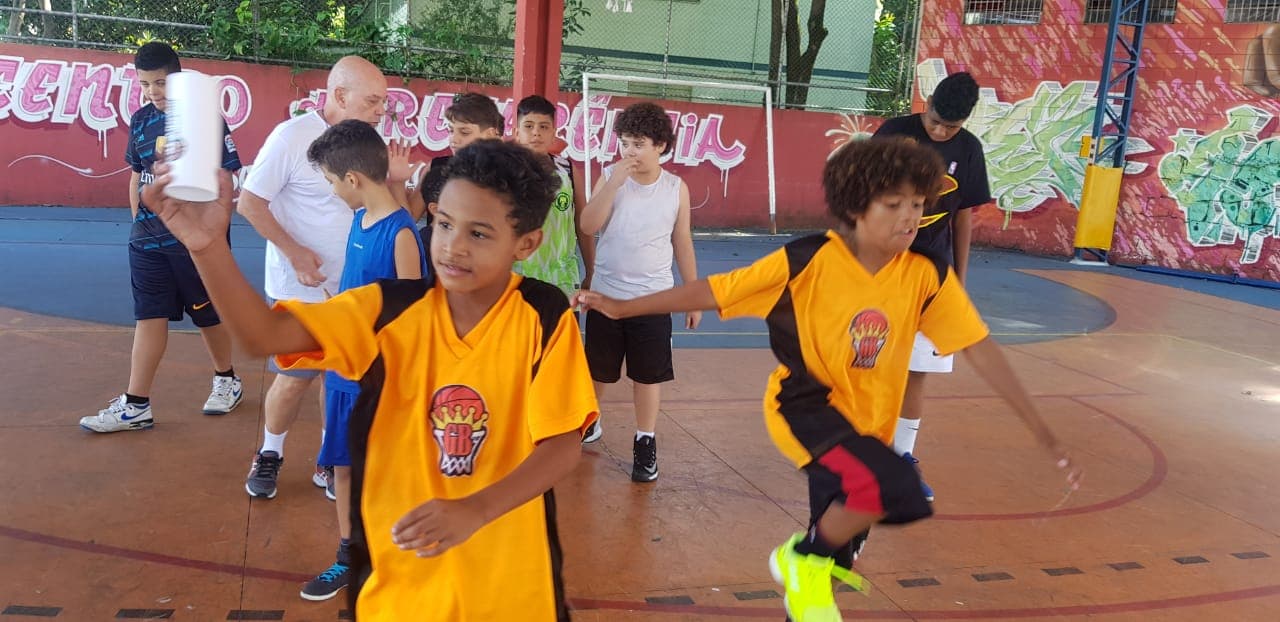 Crianças do Instituto Gomes Basquete em atividade de basquete