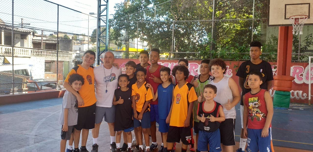 Professor Dante de Rose com crianças do Instituto Gomes Basquete