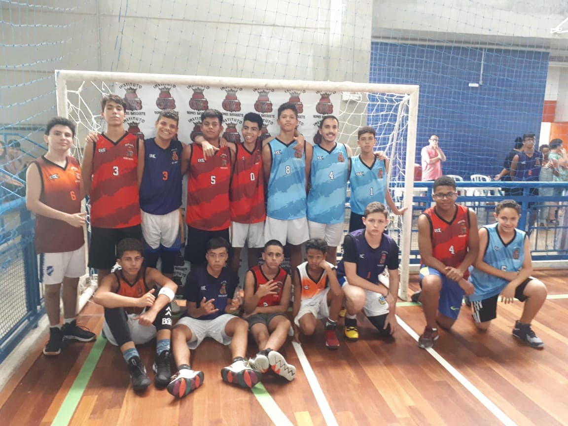 Atletas do Instituto Gomes Basquete reunidos no ALL Star Game IGB