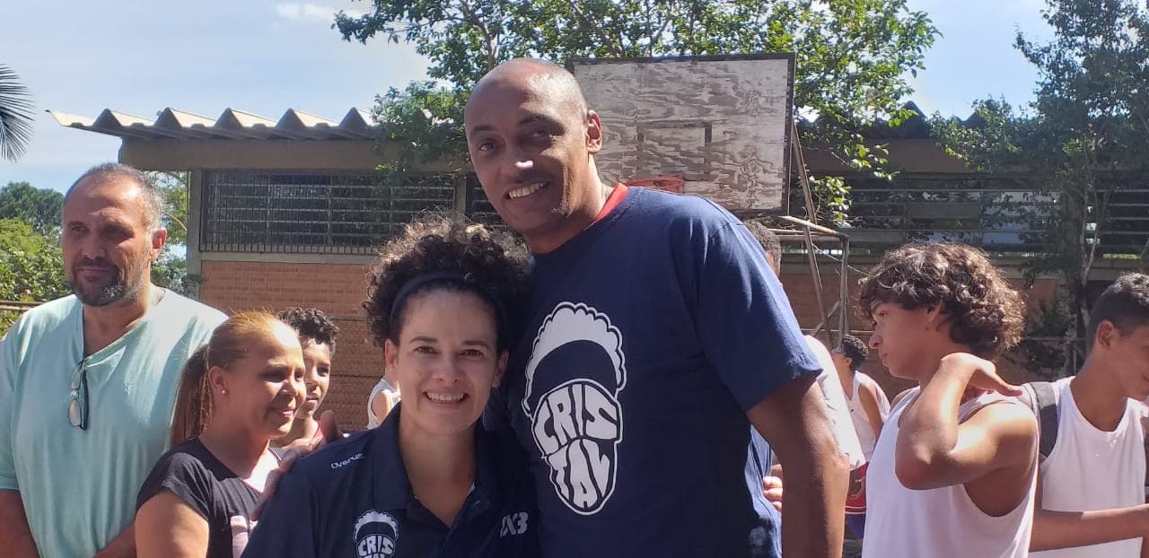 Cristal Rocha e representante do Instituto Gomes Basquete durante clínica de basquete 3x3