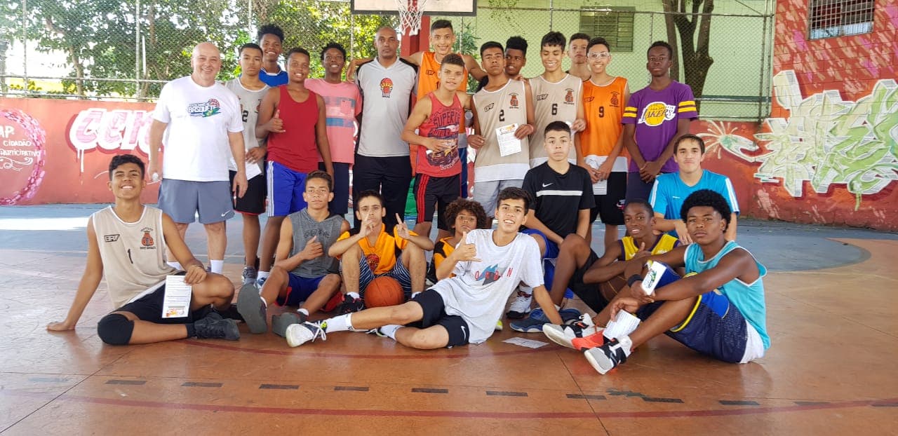 Professor Dante de Rose, Maurício Gomes e jovens do Instituto Gomes Basquete reunidos em quadra