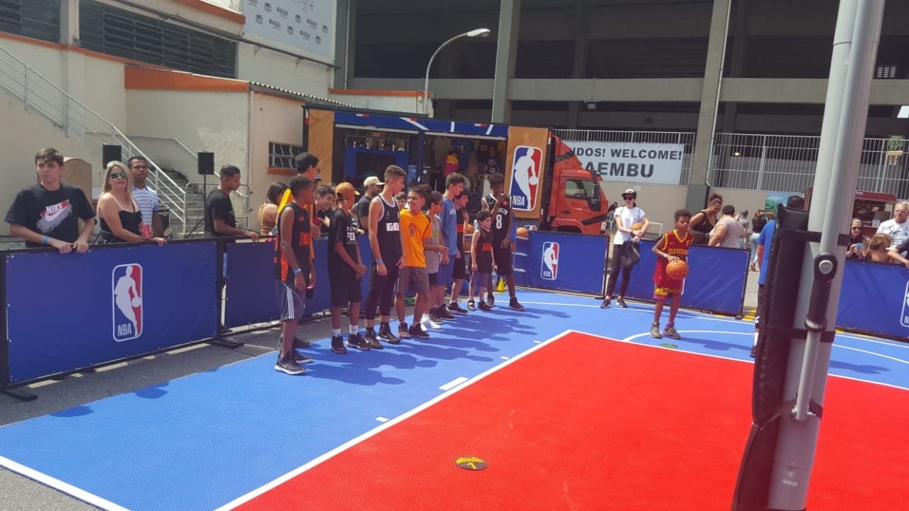 Atletas do Instituto Gomes Basquete participando de atividade da NBA no Pacaembu