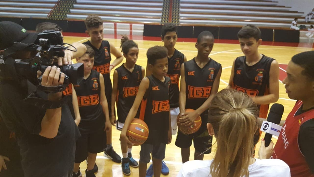 Atleta Yago sendo entrevistado pela SporTV ao lado de jovens do Instituto Gomes Basquete